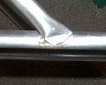 Seitlich angebrachte Strebe